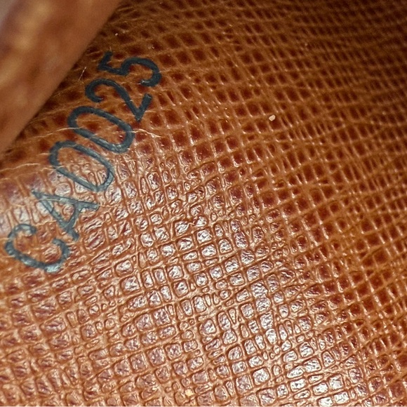 Louis Vuitton Monogram Kisslock Wallet - Picture 13 of 13